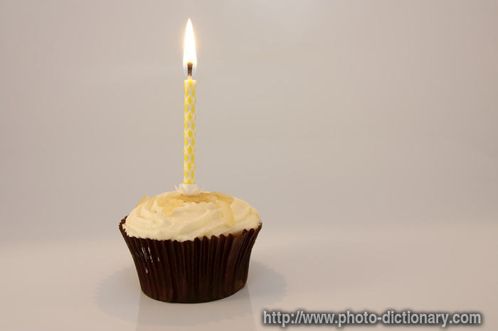 candle cupcake - photo/picture definition - candle cupcake word and phrase image