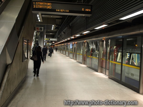 subway - photo/picture definition - subway word and phrase image