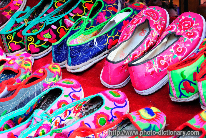 Chinese shoes - photo/picture definition - Chinese shoes word and phrase image