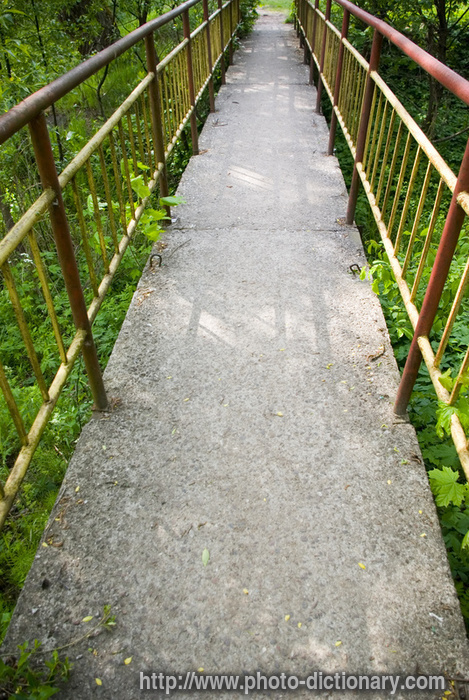 footpath - photo/picture definition - footpath word and phrase image